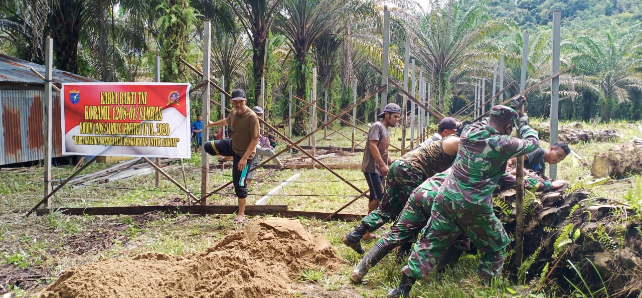 Pupuk Silaturahmi Koramil Sambas Gotong Royong Bangun Pesantren