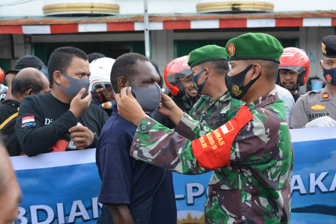 Kodim 1710/Mimika Bersama Polres Mimika Bagikan Masker