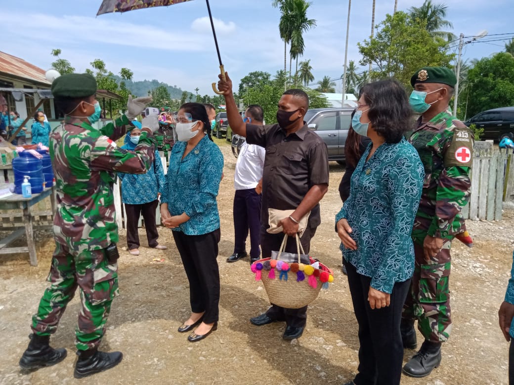 Pos KM 31 Satgas Pamtas RI-PNG Yonif Mekanis Raider 413 Kostrad Sambut kedatangan Wakil Ketua PKK Provinsi Papua