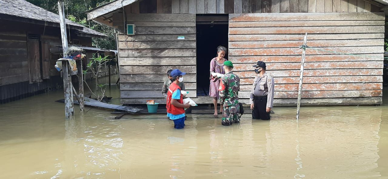 Koramil Balai Riam Bagikan Sembako untuk Warga Terdampak Banjir