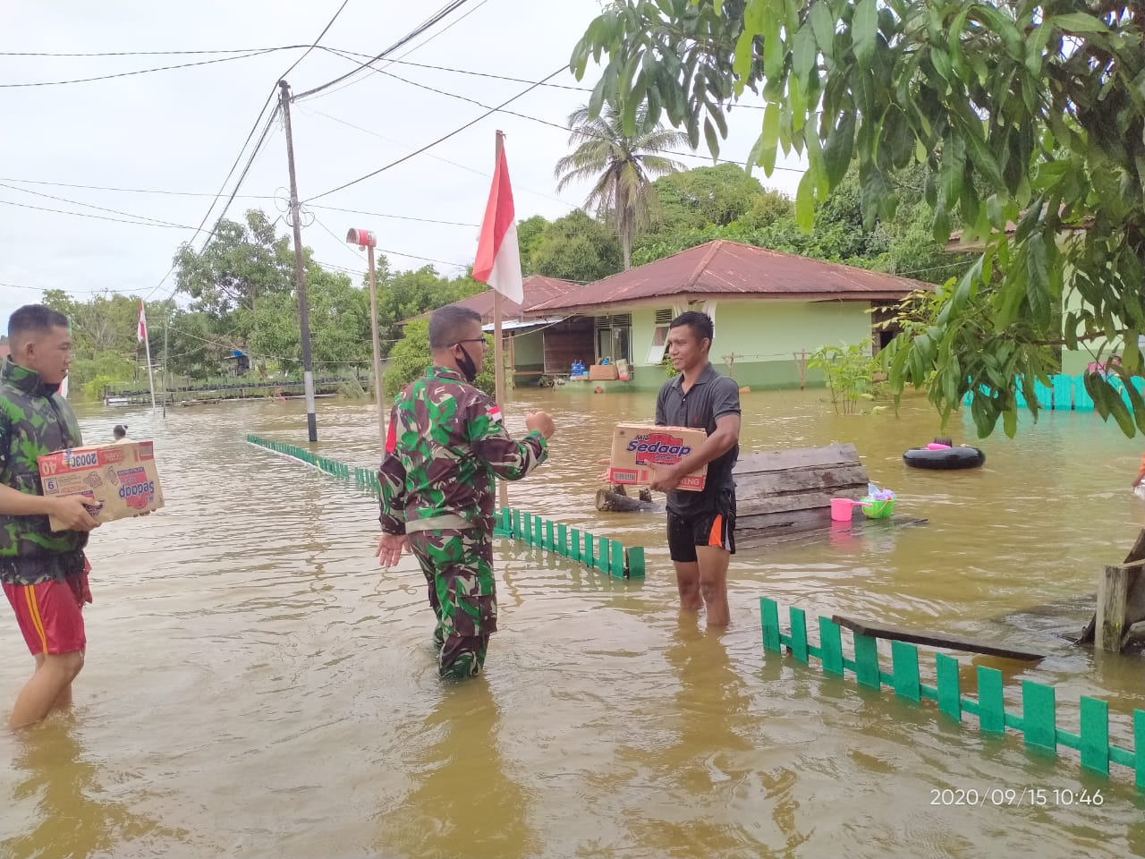 Dandim Putusibau Bantu Personel Kodim Terdampak Banjir