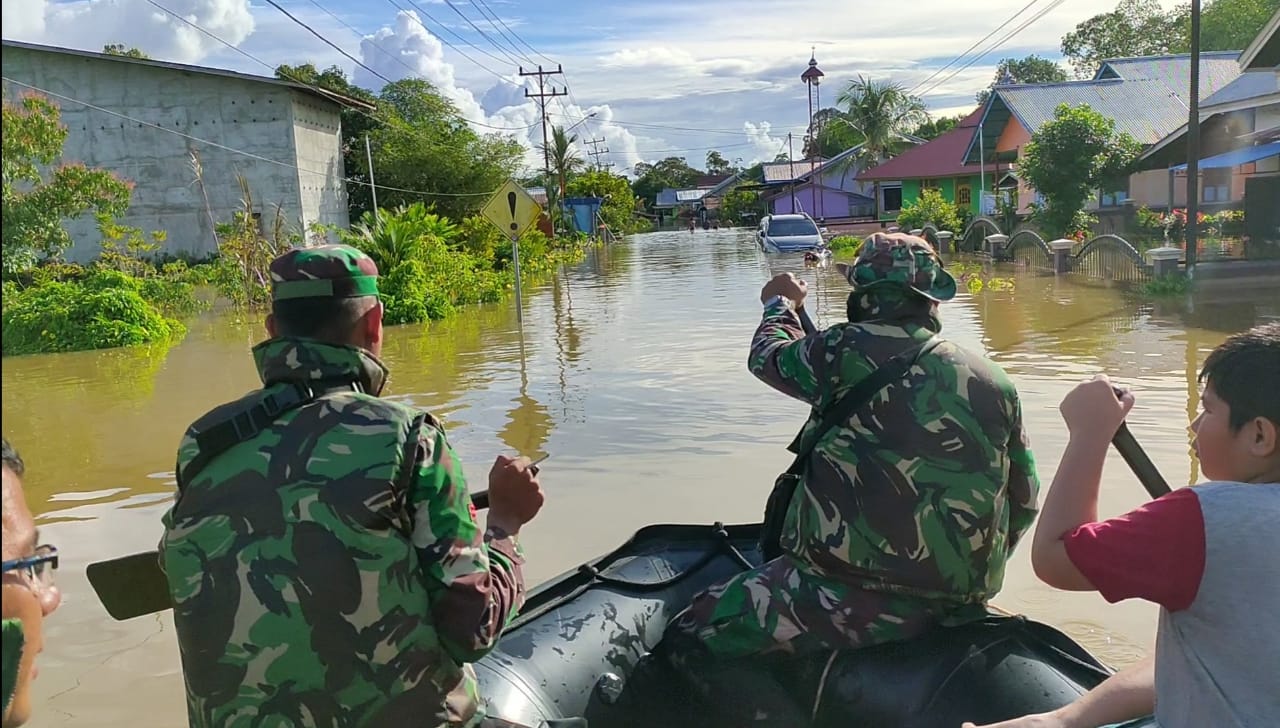 Dandim 1206/PSB Pimpin Patroli Gunakan Perahu Karet