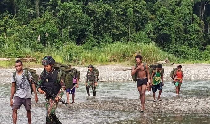 Masyarakat Kampung Pitewi Bantu Pendorongan Logistik Satgas Yonif 413 Bremoro