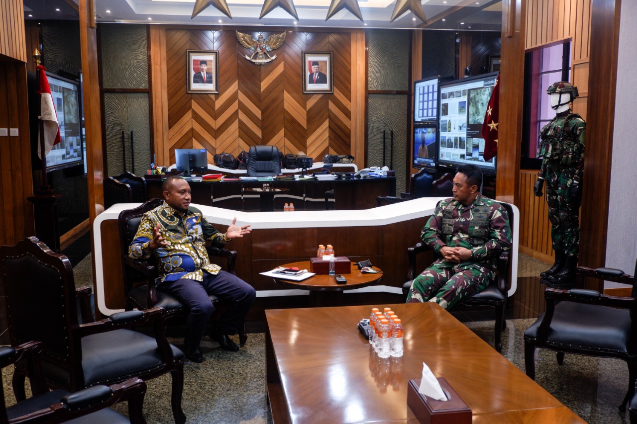 Konflik di Intan Jaya, Anggota DPR RI Yan Mandenas Datangi Kepala Staf TNI AD