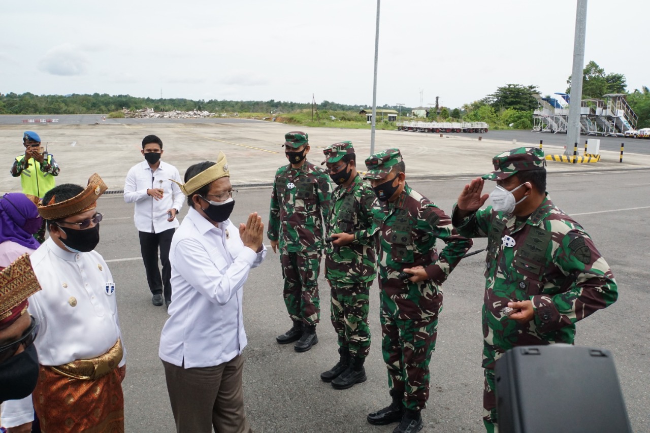 Danlantamal IV Sambut Menkopolhukam RI di Bandara RHF