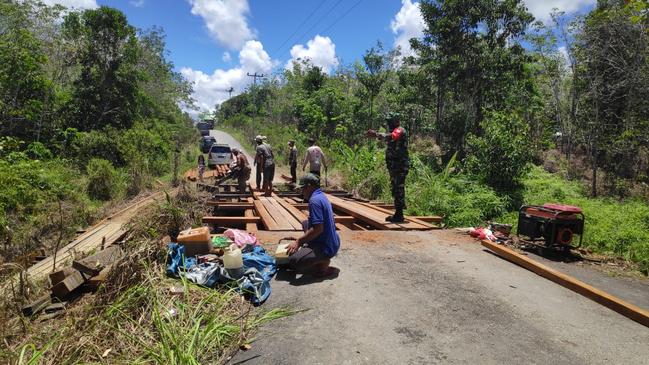 Koramil Jongkong Bantu Masyarakat Lewati Jembatan Darurat di Nanga Serian