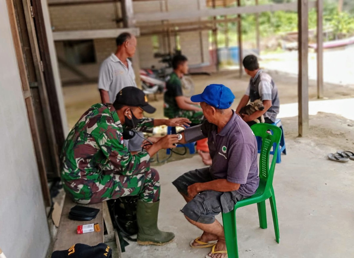 Keliling Kampung, Satgas Yonif 407/PK Beri Layanan Kesehatan Warga Perbatasan