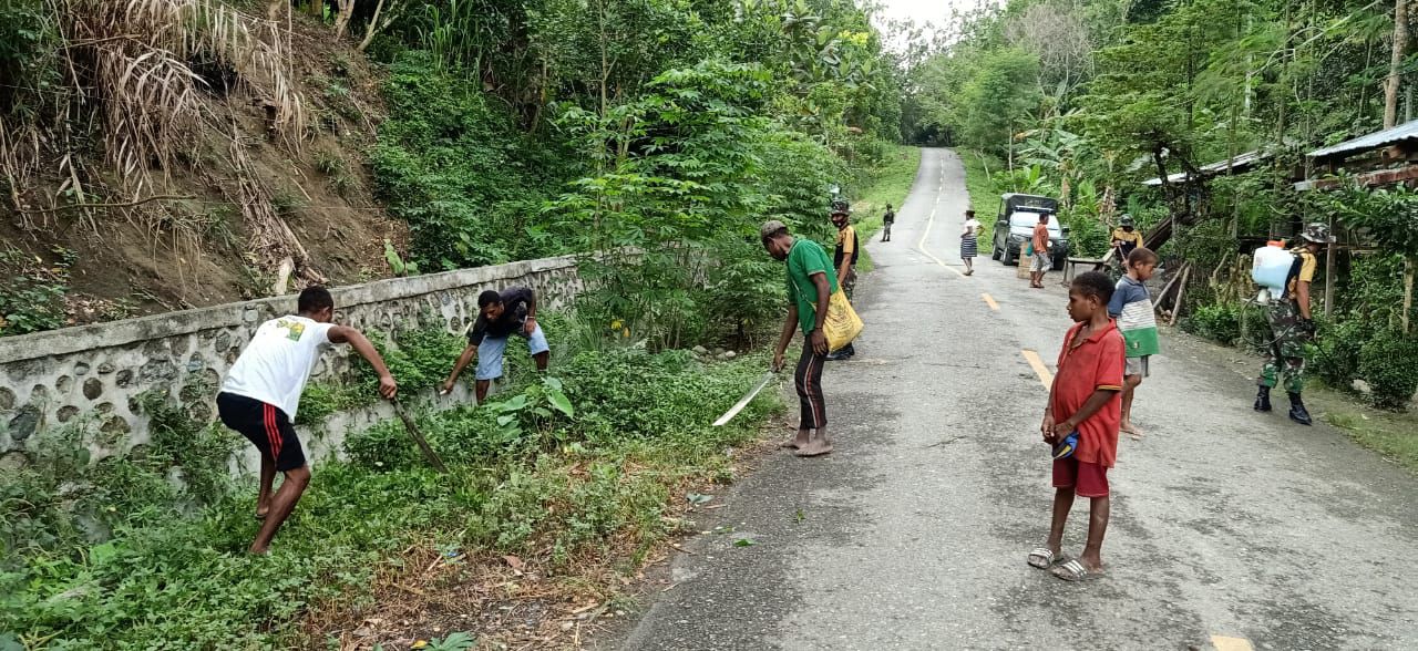 Satgas Pamtas RI-PNG Yonif Raider 100/PS Pos Karang Kerja Bakti Bersama Warga Yuwainda