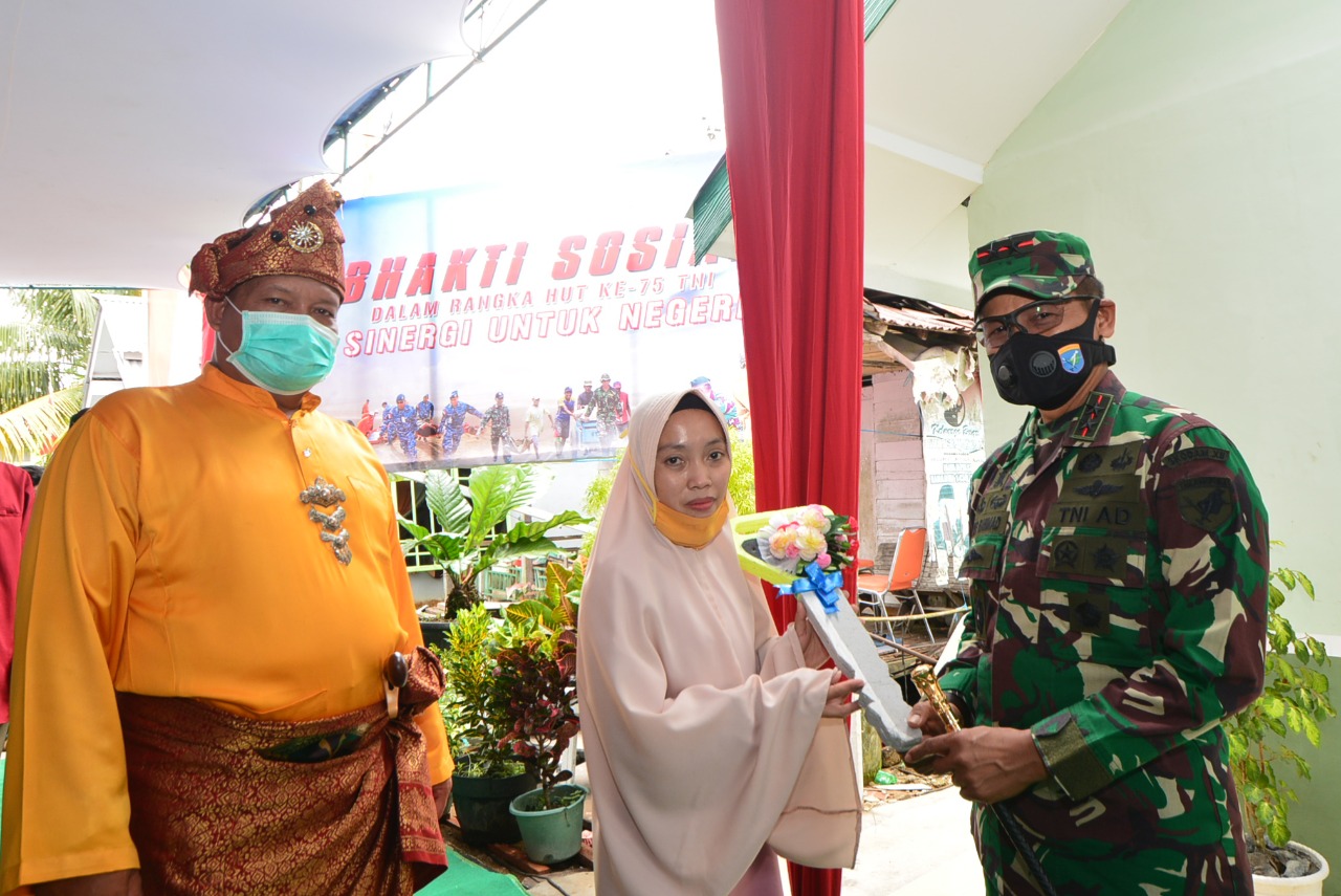 Dibedah Rumah, Salmah Terima Kunci dari Pangdam XII/Tpr