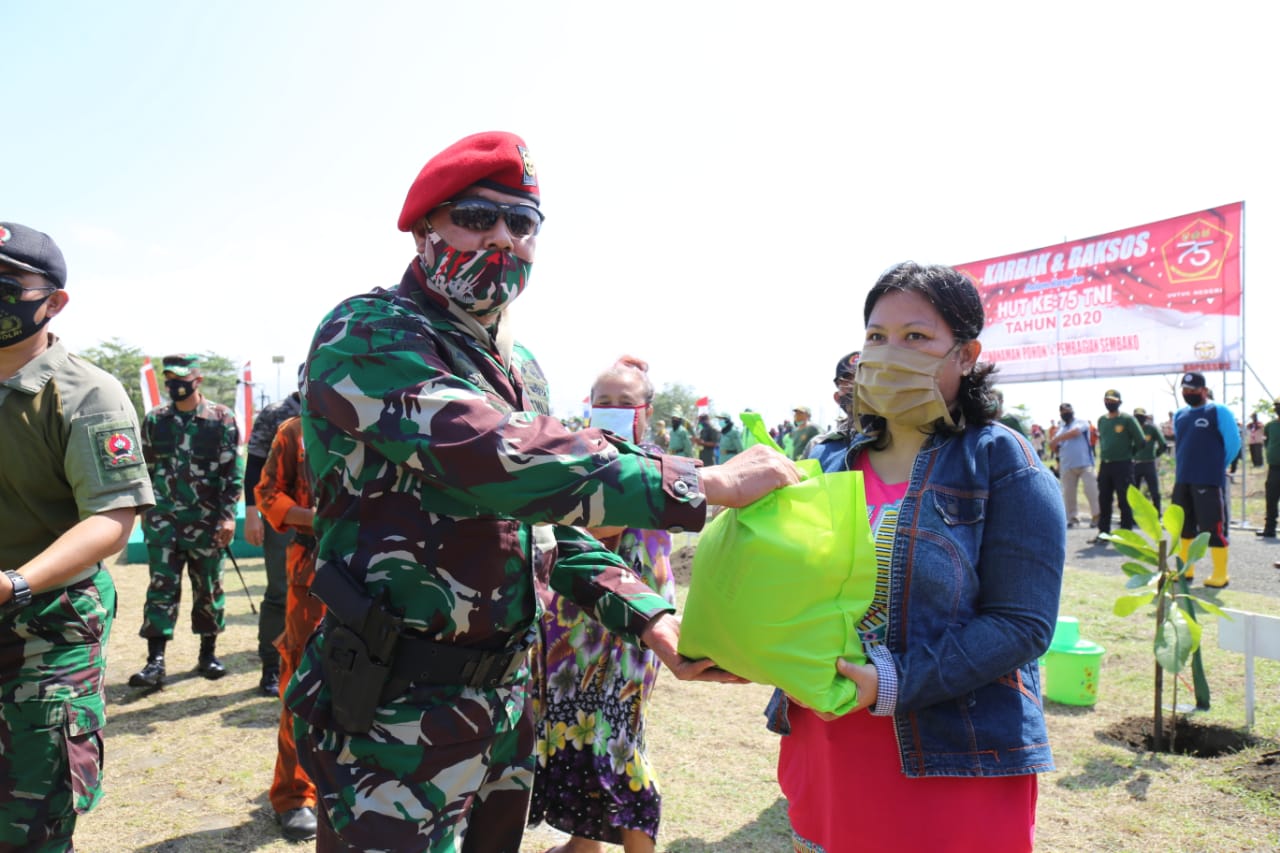 Kopassus Bersama Kodim Cilacap Bagi-Bagi Sembako