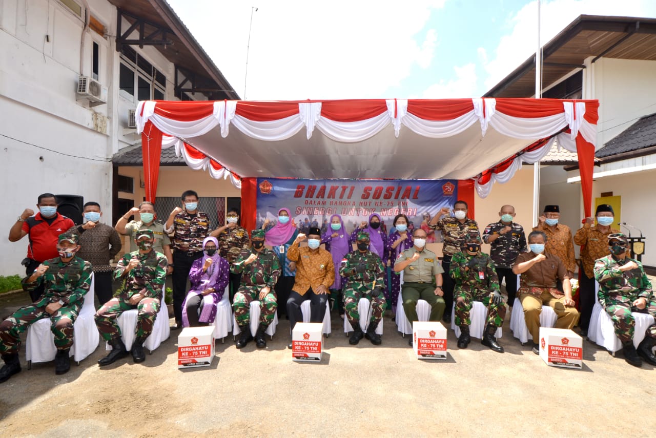 Rangkaian Peringatan HUT ke – 75 TNI, Pangdam XII/Tpr Pimpin Baksos