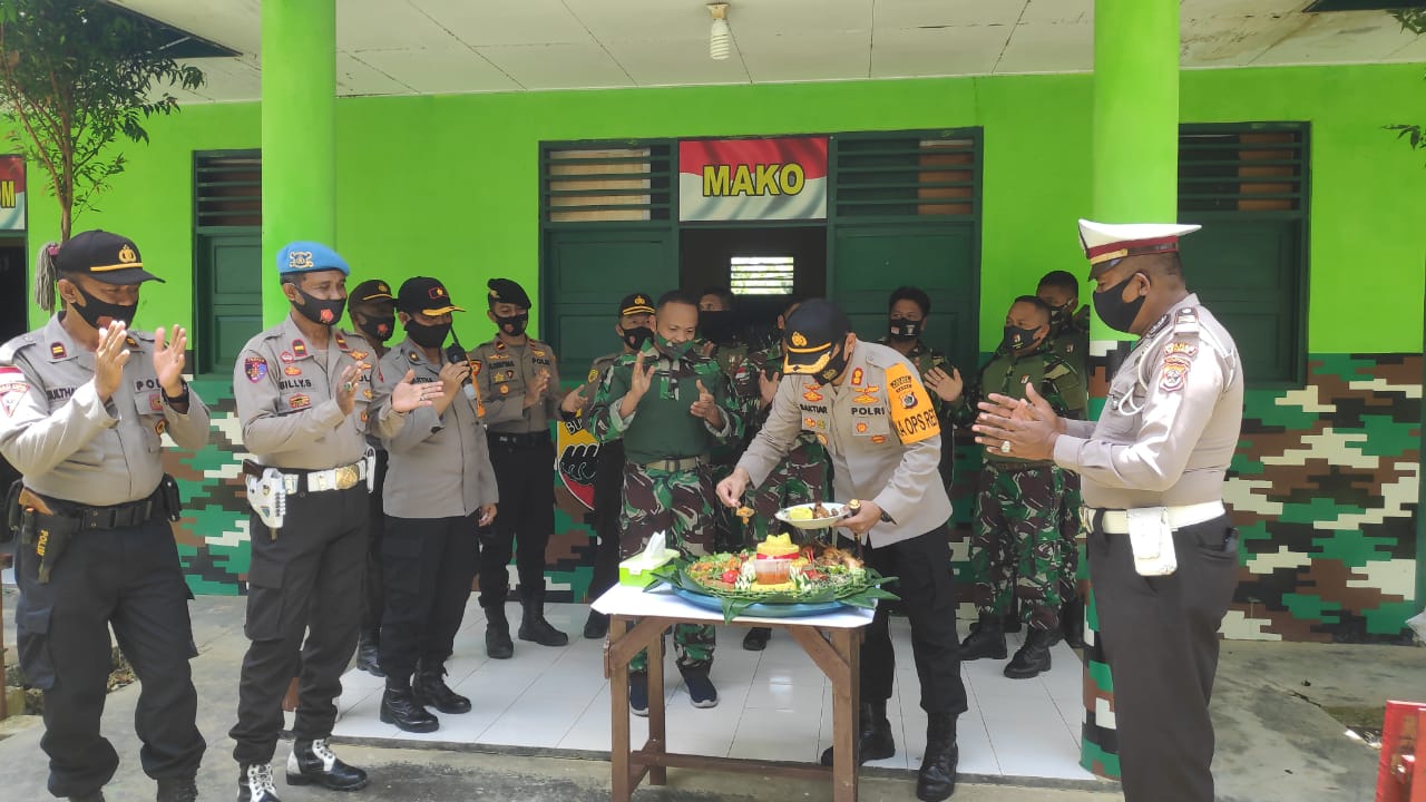 Kapolres Keerom Berikan Kejutan Hut TNI Ke-75 Kepada Satgas Pamtas RI-PNG Yonif Raider 100/PS