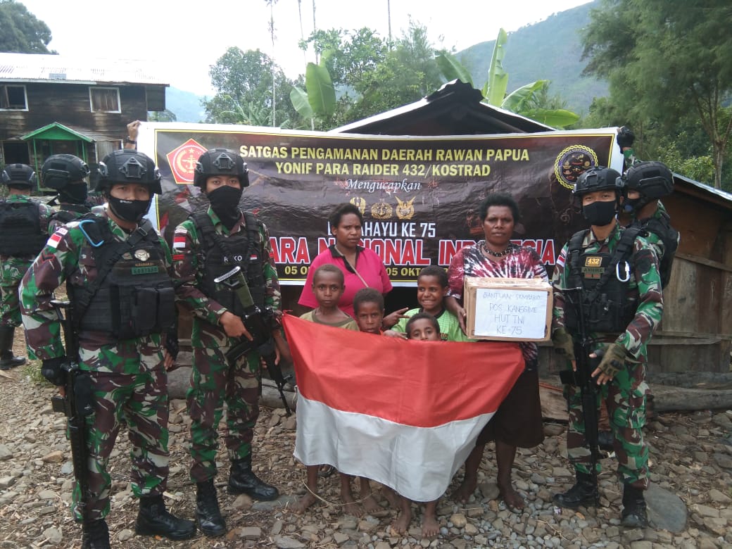 Satgas Pamrahwan Yonif Para Raider 432/WSJ/3/3 Kostrad Gelar Bakti Sosial