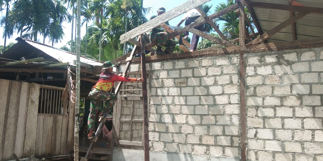 Bantu Kesulitan, Satgas Yonif MR 413 Kostrad Bedah Rumah Warga