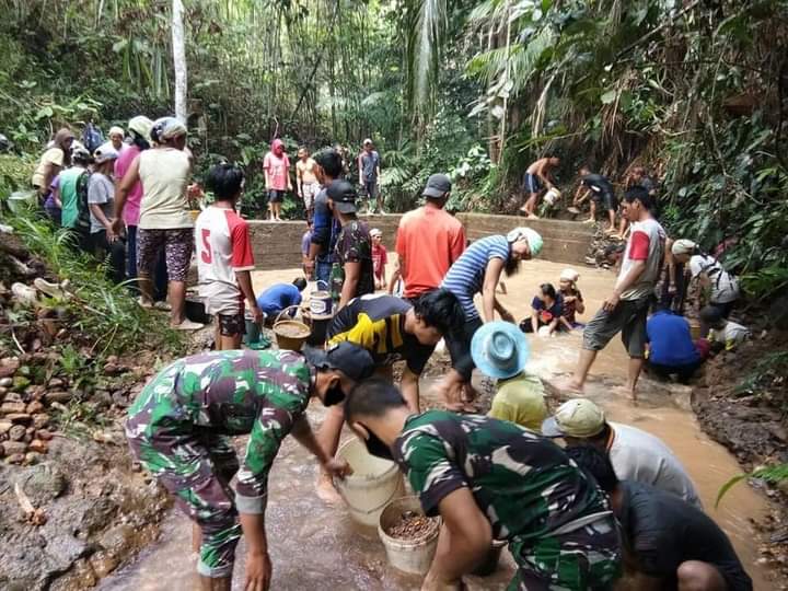 Satgas 642 Bersama Warga Kerja Bhakti Perbaiki Jembatan dan Penampungam Air