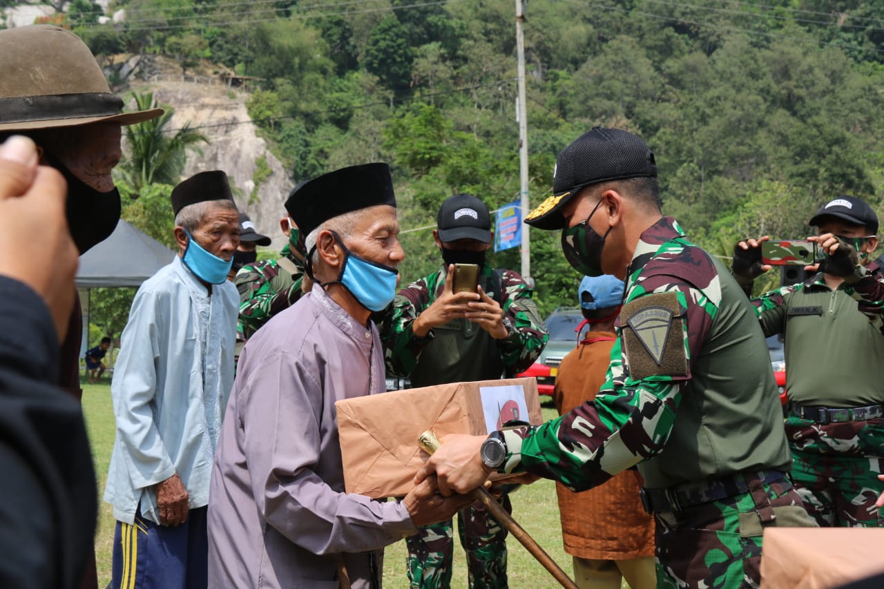 Pusdiklatpassus Gelar Baksos di Rahlat Gunung Parang Purwakarta