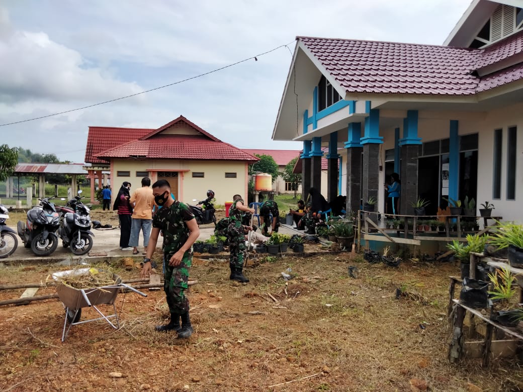 Koramil Singkawang Bangun Kesadaran Masyarakat Menjaga Kebersihan Lingkungan