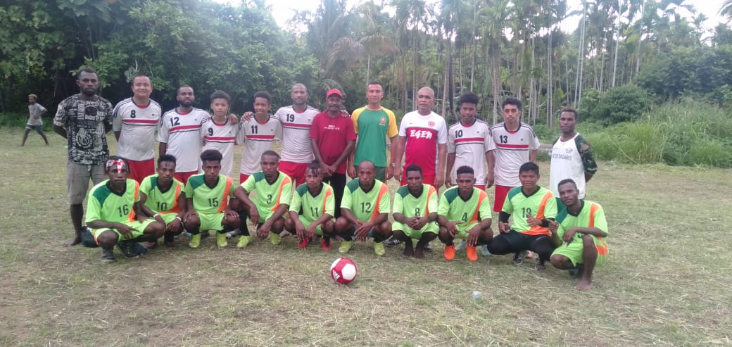 Satgas Pamtas RI-PNG Yonif Mekanis Raider 413 Kostrad Pos Mosso Bagikan Sepatu Bola ke Yayasan YP2M Papua