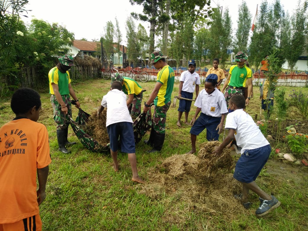 Satgas pamrahwan Yonif Para Raider 432/3/3 Kostrad Perindah Taman