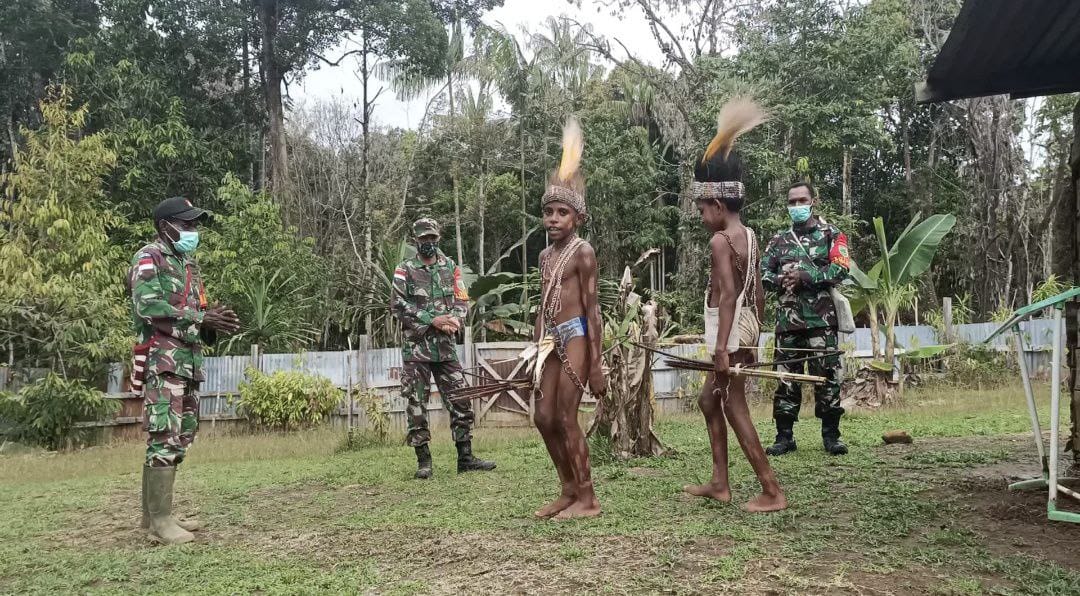 Hendrikus Kamben Perkenalkan Tarian Adat ke SatgasTMMD Boven Digoel