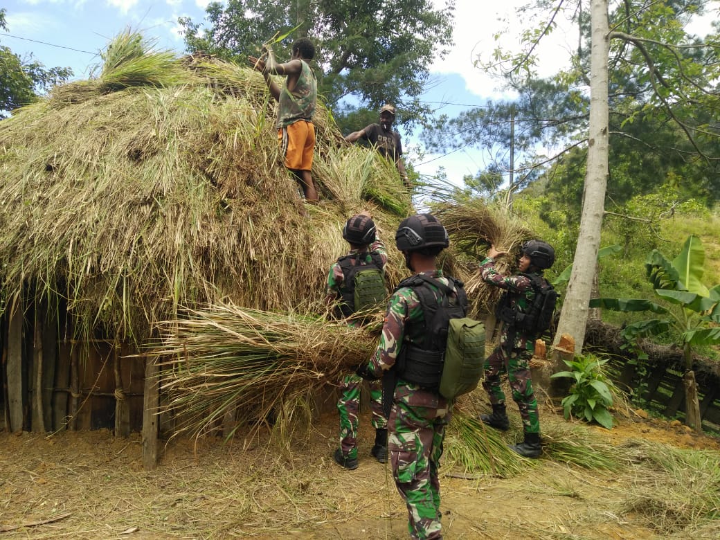 Satgas Pamrahwan Yonif Para Raider 432/3/3 Kostrad Bantu Warga Dirikan Hanoi Adat