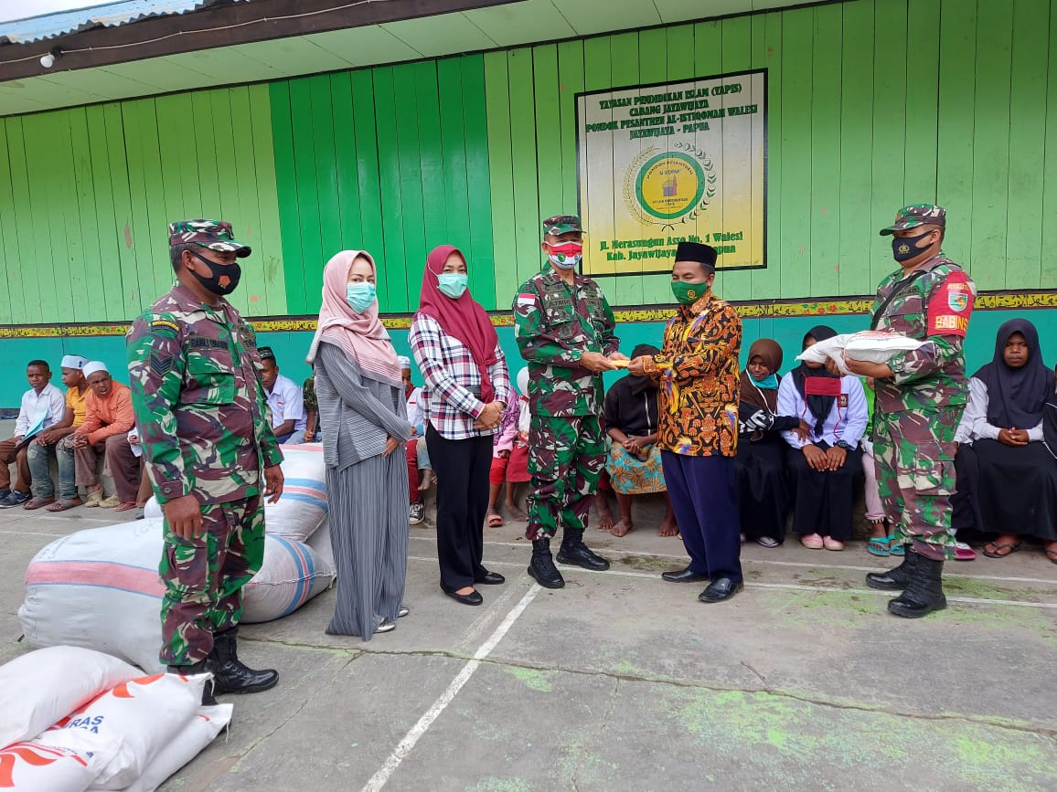 Peringati Hari Santri, Korem 172/PWY Berbagi di Wamena