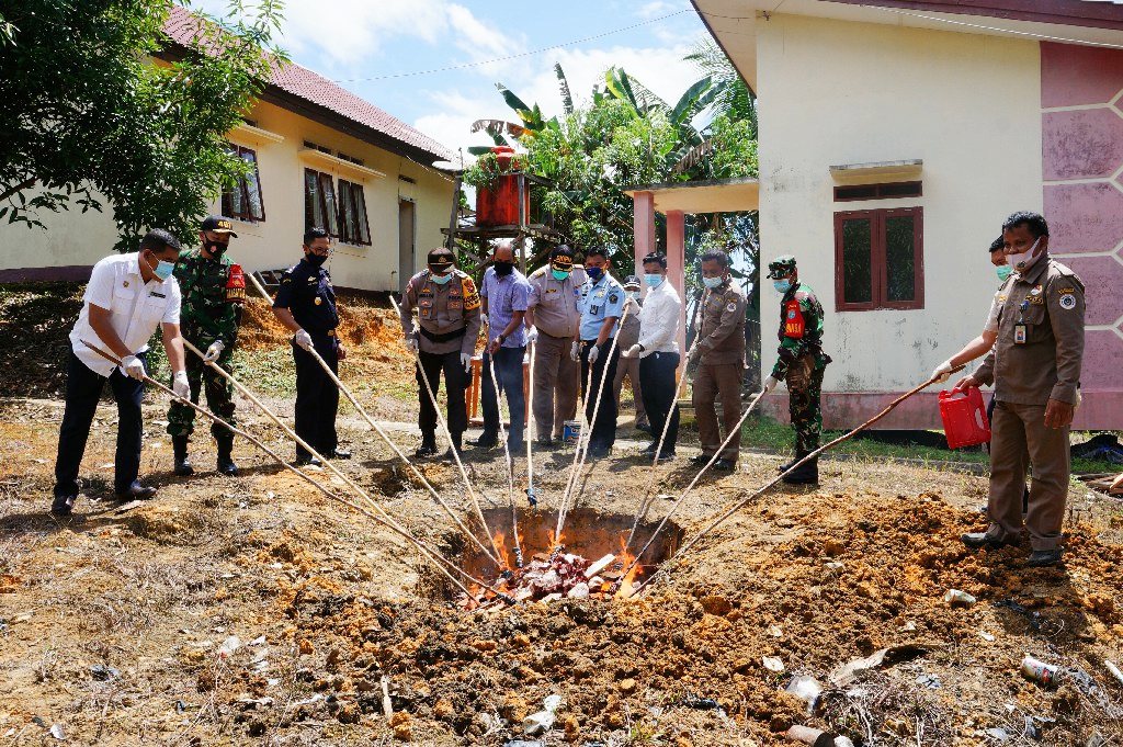 Daging Ilegal Hasil Patgab Satgas Pamtas Yonif 407 Dimusnahkan