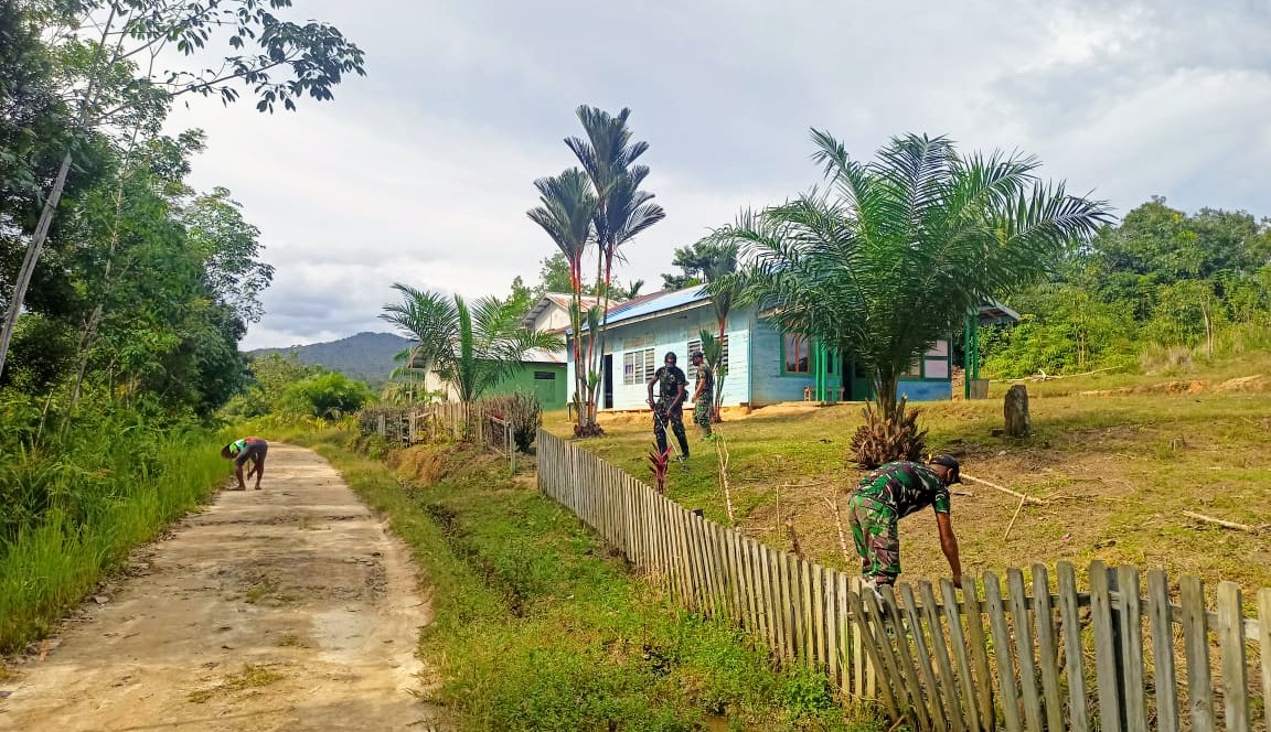 Satgas Pamtas Yonif 407 Karya Bhakti Pembersihan Tempat Ibadah