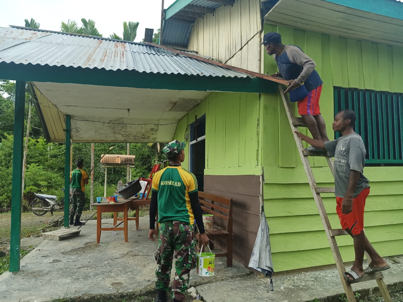 Satgas Yonif Mekanis Raider 413 Kostrad Bantu Warga Perbaiki Gereja