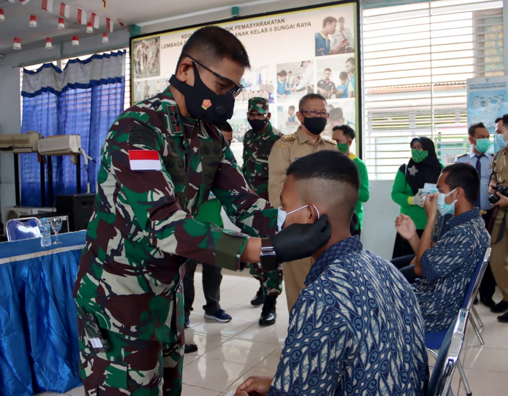 Cegah Covid-19 Dalam Lapas Anak Kelas IIB Sungai Raya, Kodam XII/Tpr Berikan Bantuan APD