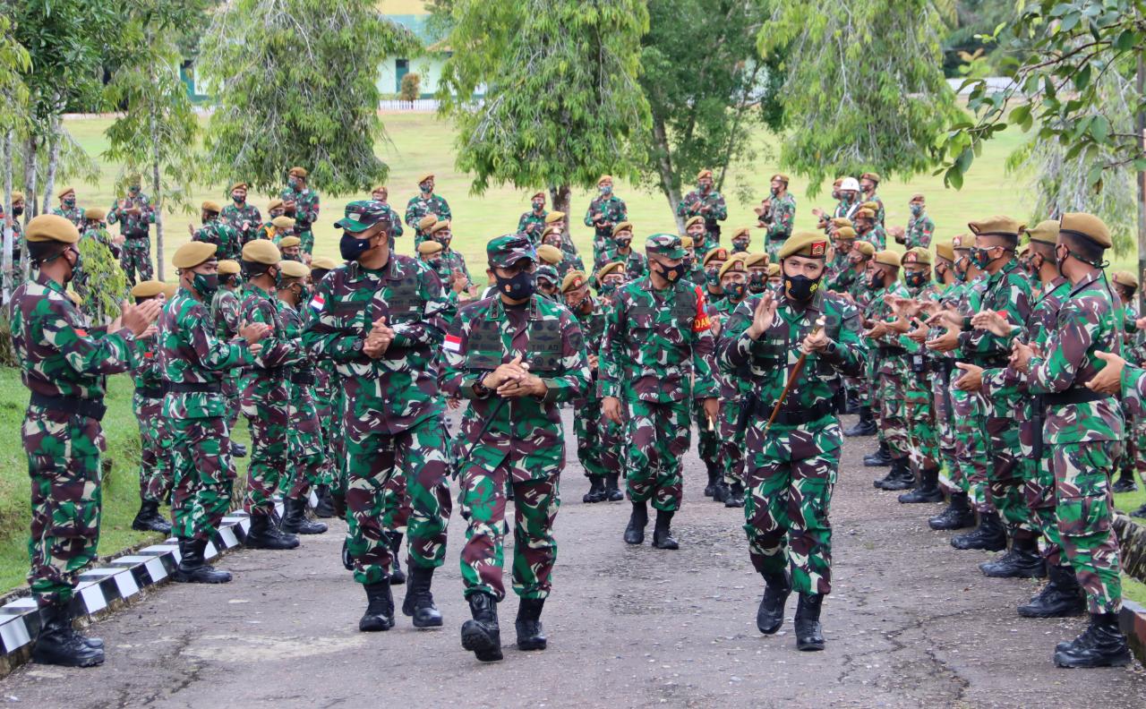 Kunjungi Yonarmed 16/KMP, Pangdam XII/TPR : Jadilah Prajurit Modern, Unggul dan Dicintai Rakyat