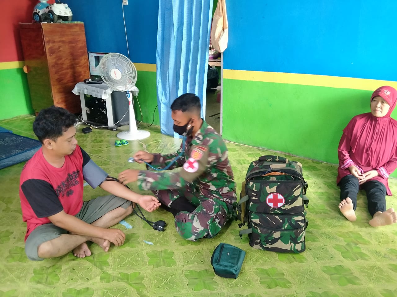 Satgas Pamtas RI-PNG Yonif Mekanis Raider 413 Kostrad Pos Kout KM 31 Kontrol Kesehatan Warga Perbatasan