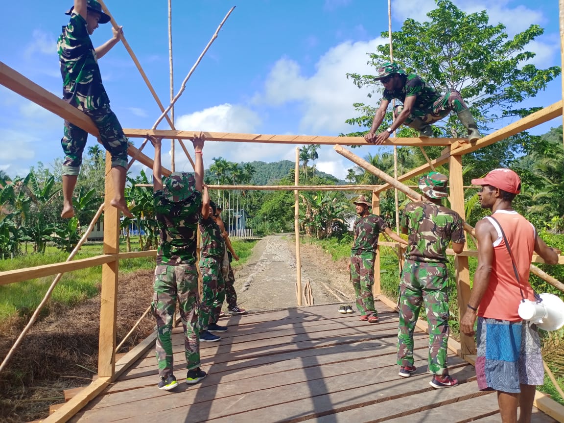 Satgas Pamtas Yonif 312/KH Bersama Warga Bangun Jembatan Penghubung di Perbatasan NKRI-PNG