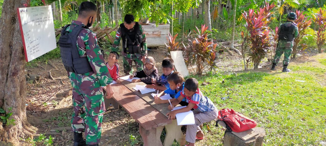 Satgas Yonif Raider 100/PS Gelar Bimbingan Belajar Bagi Anak Sekolah Kampung Naramben 