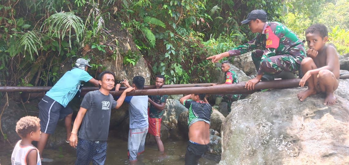 Bersama Masyarakat, Babinsa Koramil 1712-05/Mamberamo Hulu Perbaiki Pipa Air Bersih