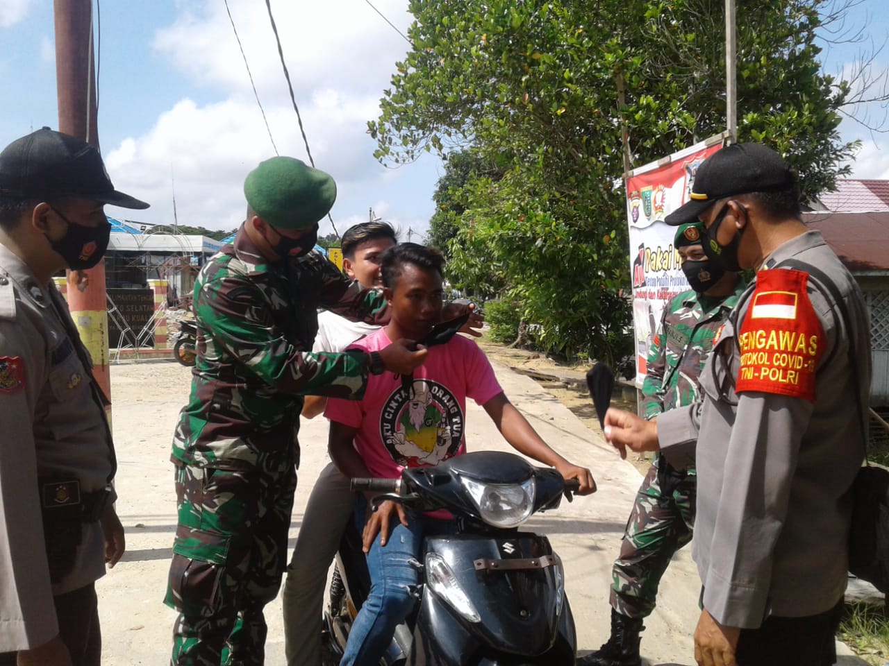 Cegah Penyebaran Covid-19 di Wilayah Binaan, Koramil Bangkuang Bagikan Masker