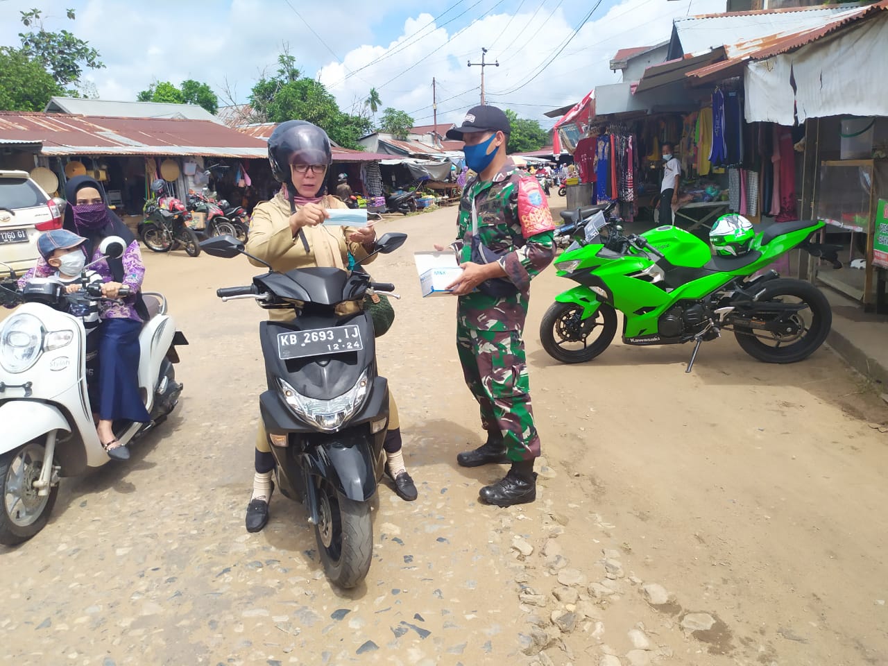 Gelar Aksi Turun ke Jalan, Koramil Matan Hilir Selatan Canangkan Satgas Desa Tangkal Covid-19