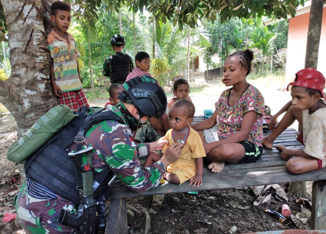 Pelayanan Kesehatan Keliling dari Satgas Yonif Raider 100/PS Pos Sawiyatami