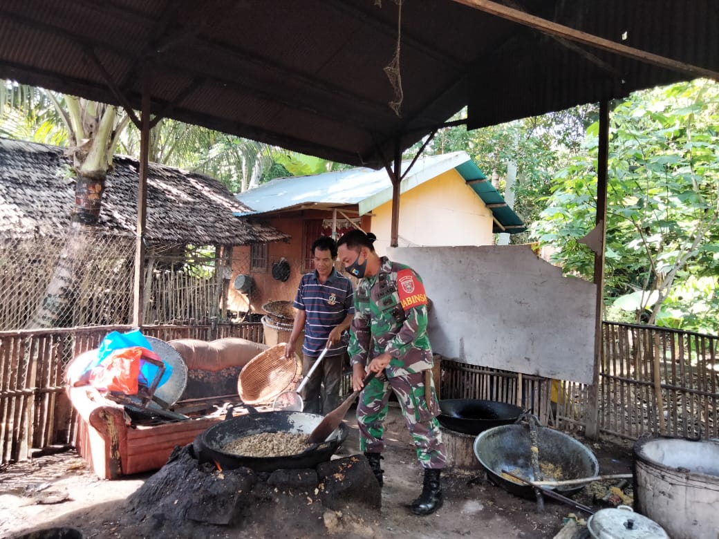 Jalinan Komsos Babinsa Koramil 08/Kasarangan, Kunjungi Usaha Kripik Ubi