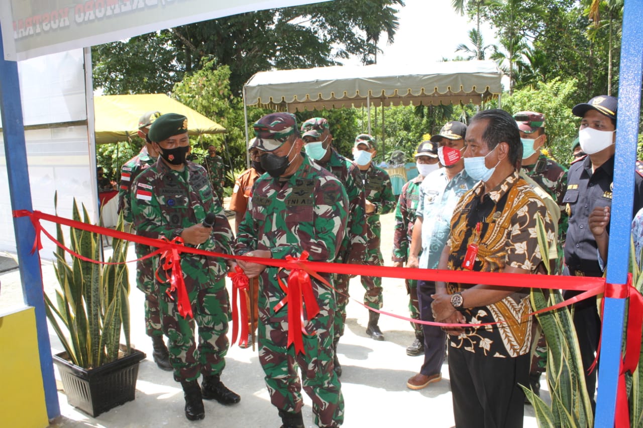 Bersama Dankolakopsrem 172/PWY, Satgas Yonif 413 Kostrad Resmikan Rehab Gereja di Kampung Yowong