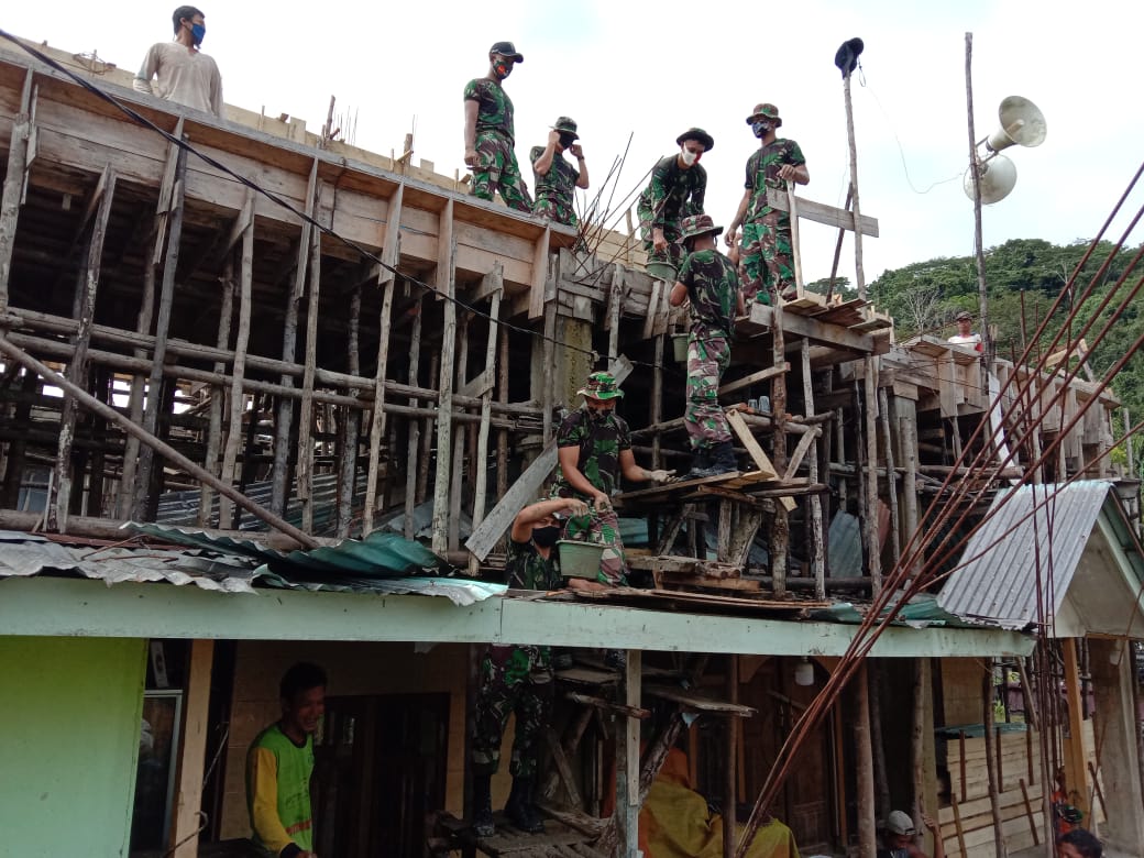 Merajut Silaturahmi, Yonif 645/GTY Bersama Masyarakat Kerja Bhakti Renovasi Masjid