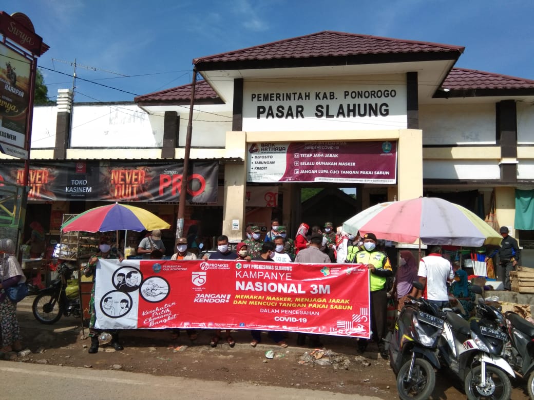 Bersama Lawan Covid-19, Koramil 0802/10 Slahung Laksanakan Ops Disiplin Protokol Kesehatan di Pasar