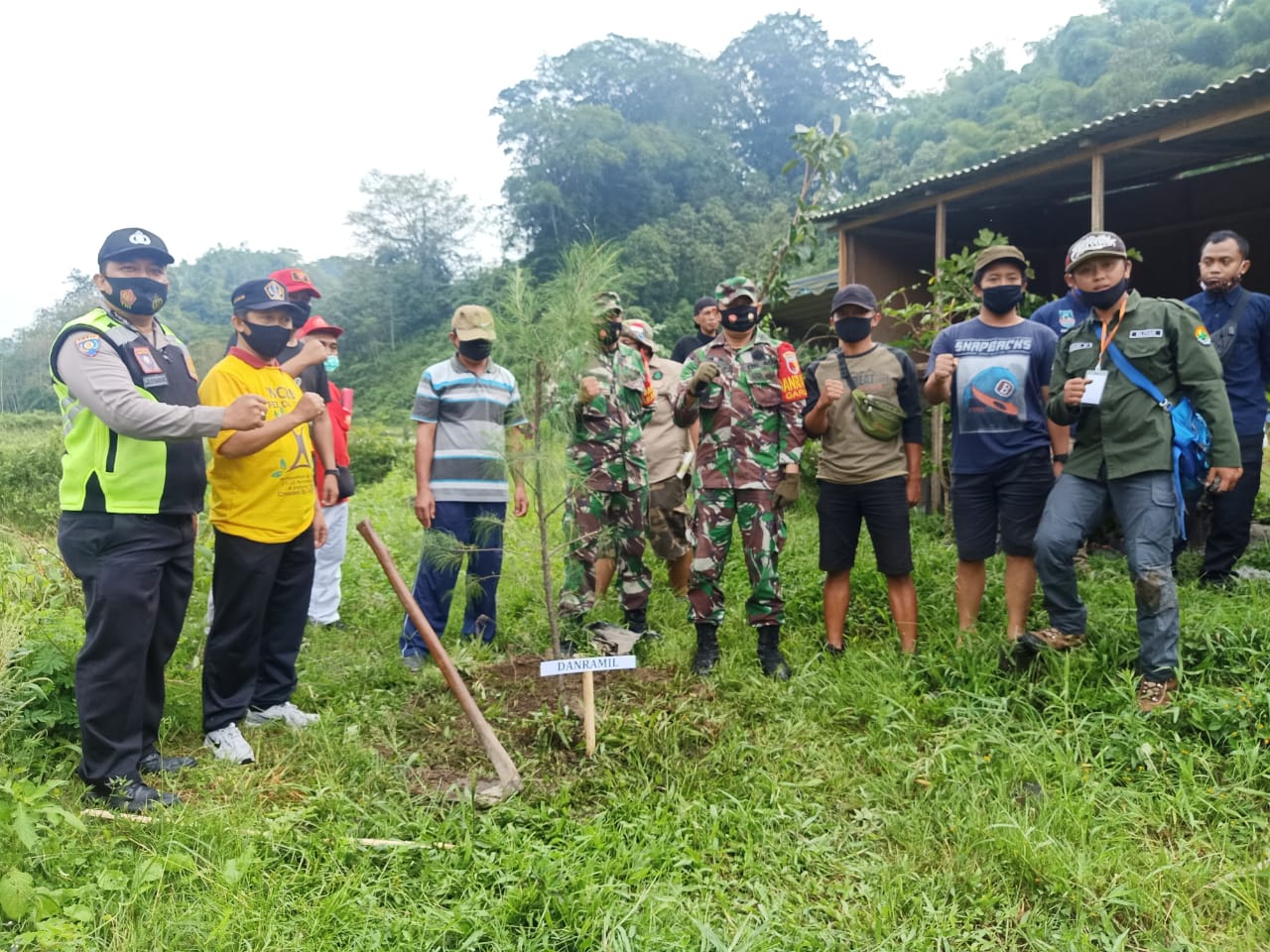 Peringati Hari Pohon Internasional, Koramil 0808/02 Garum Lakukan Penghijauan