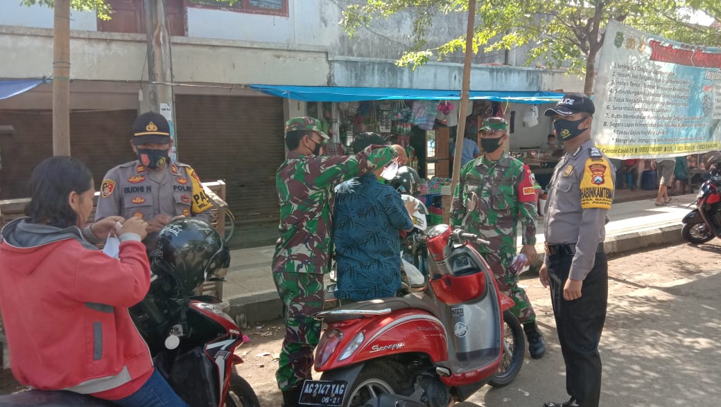 Koramil 0806/11 Panggul Bersama Petugas Penanganan Covid-19 Bagikan Masker Kepada Masyarakat