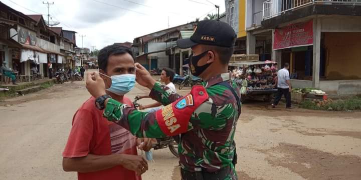 Melawan Pandemi, Koramil Menyuke Bagikan Masker Gratis