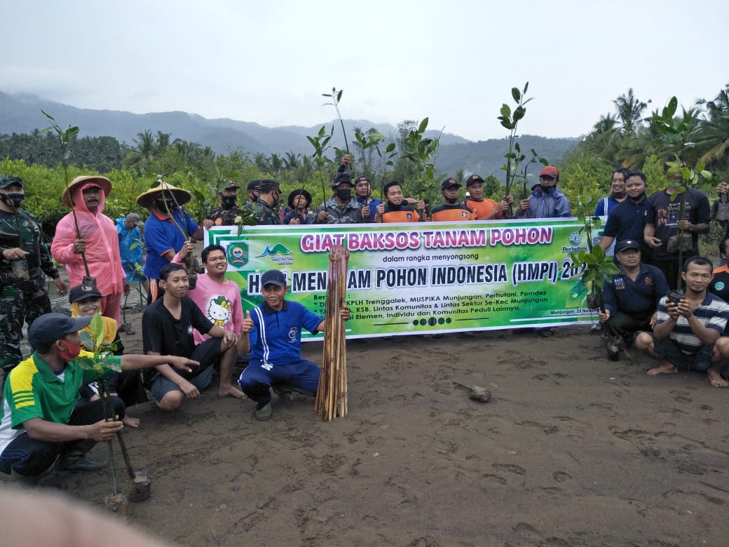 Peringati Hari Menanam Pohon Nasional, Koramil 0806/12 Munjungan Tanam Pohon Mangrove