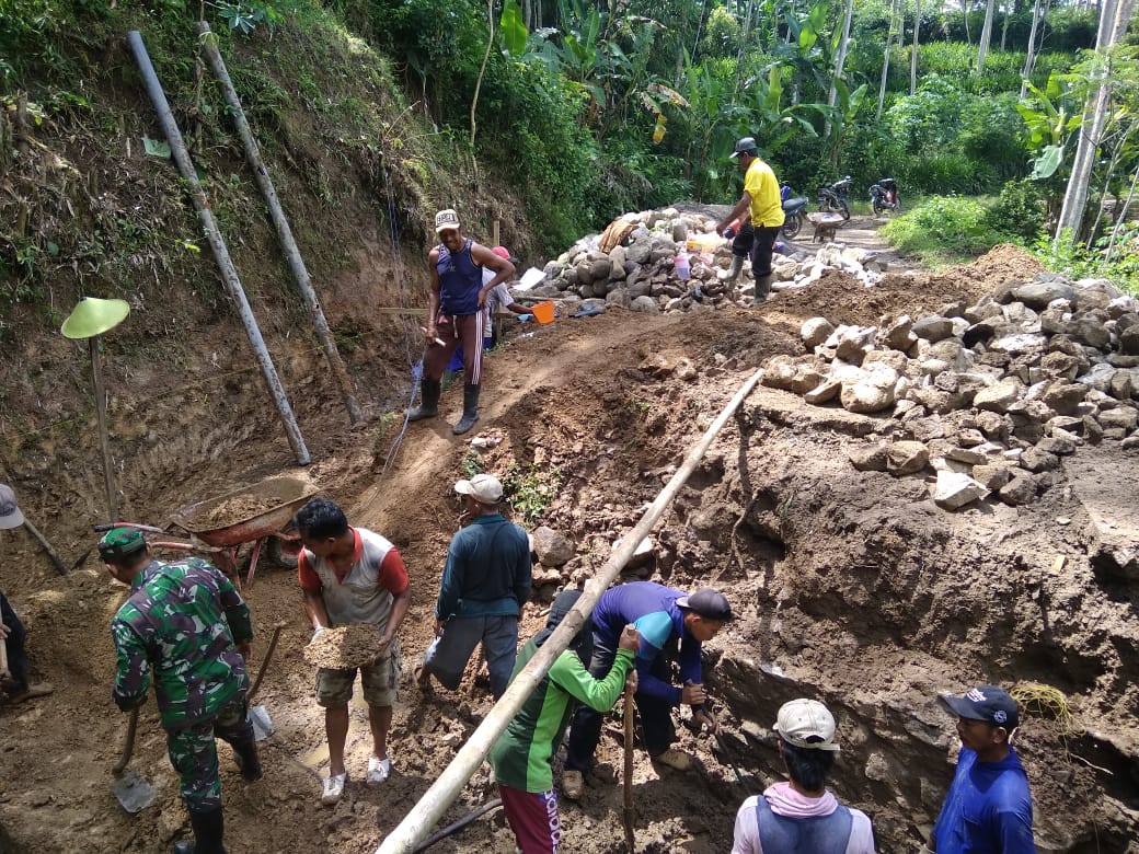 Koramil 0806/13 Dongko Bersama Warga Masyarakat Karya Bakti Bangun Jembatan Pengubung Antar Dusun