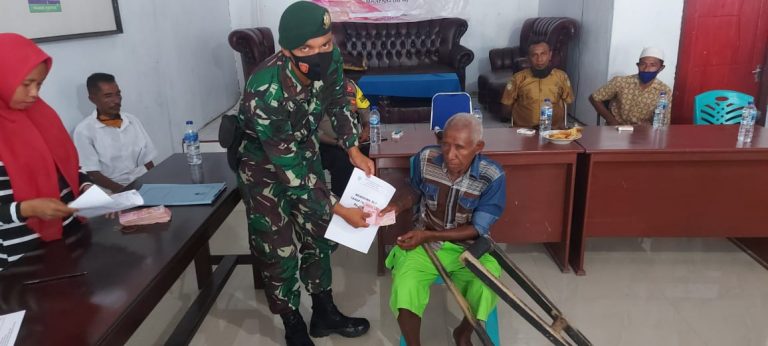 Satgas Yonarmed 9 Kostrad Bantu Pembagian BLT di Desa Wainin