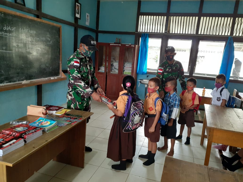 Motivasi Belajar Anak di Perbatasan, Satgas Yonif 642 Bagikan Buku