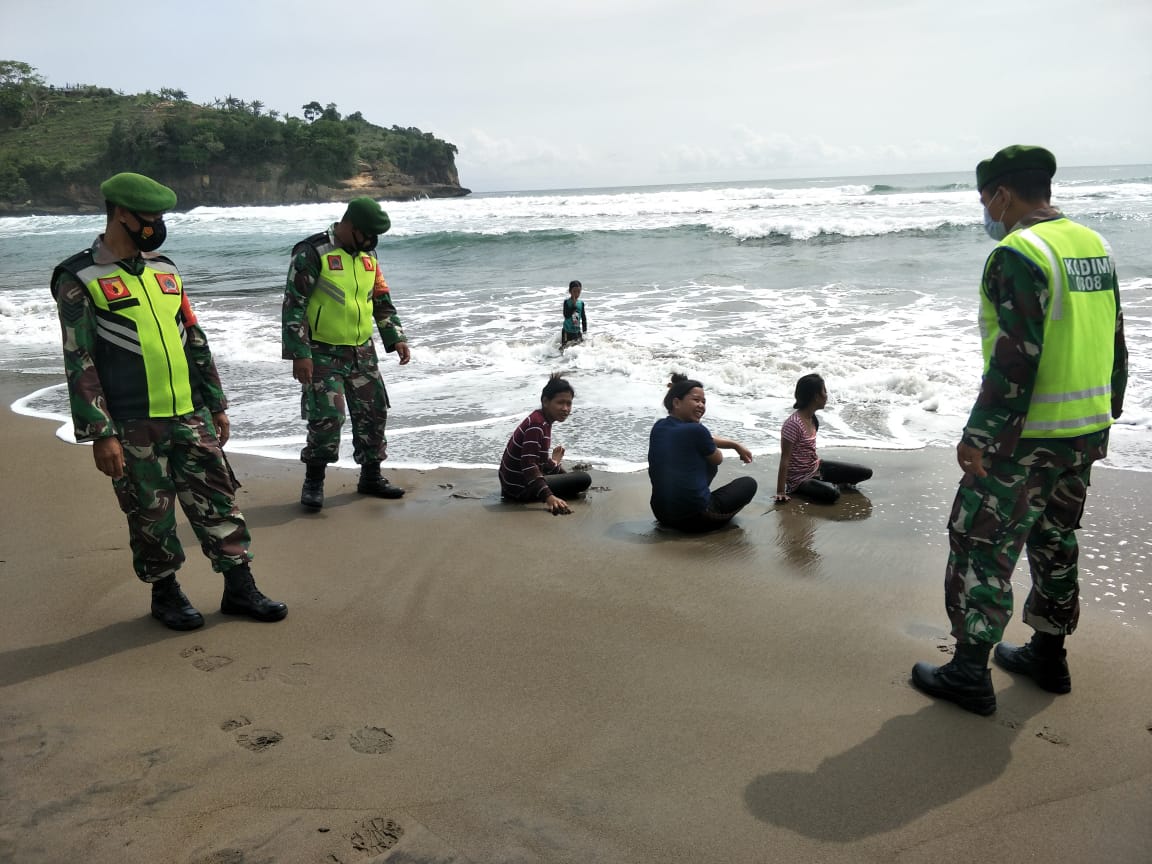 Monitoring Ke Pantai Wisata, Serma Taufik Himbau Pengunjung Patuhi Protokol Kesehatan